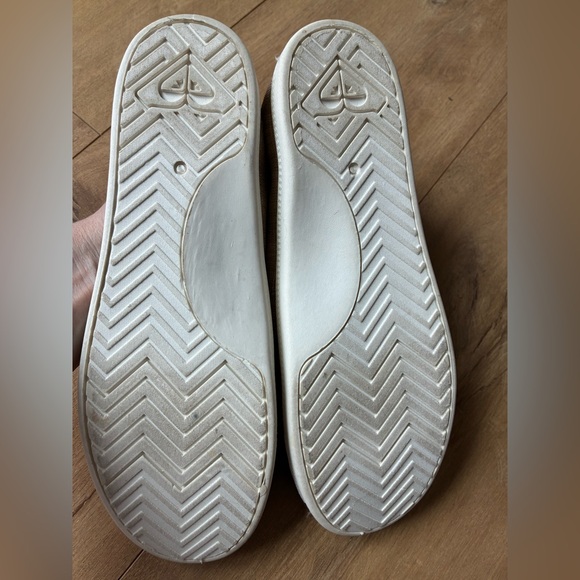 Roxy Gold Canvas Sneakers with tropical design on heels size 8 - Picture 3 of 5